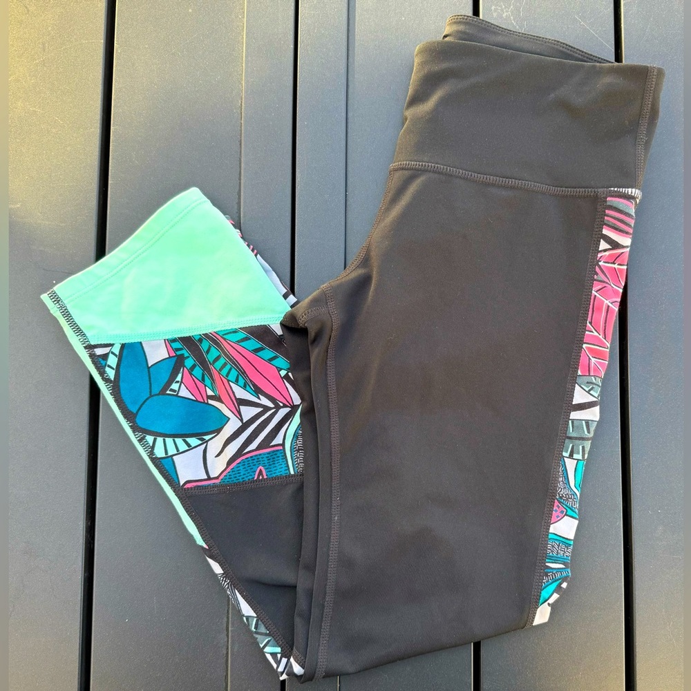 GapFit G Fast Cropped Performance Leggings Black Tropical Print Women’s size XS